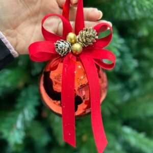 Pallina di Natale in vetro rossa con fiocco rosso in velluto e decorazioni Ø 10 cm