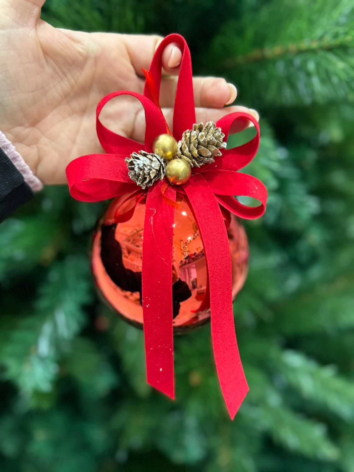 Pallina di Natale in vetro rossa con fiocco rosso in velluto e decorazioni Ø 10 cm