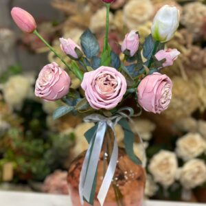 Vaso in vetro a forma di fiasco  con boccioli di rosa in tessuto e tulipani natural touch H 60 cm