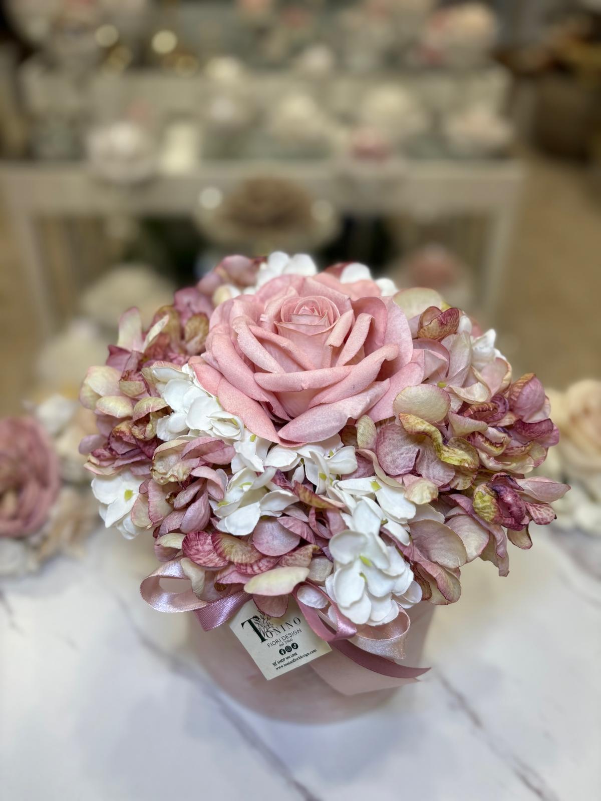 Box fiori artificiali profumati con rosa, ortensie di vario colore Ø 22