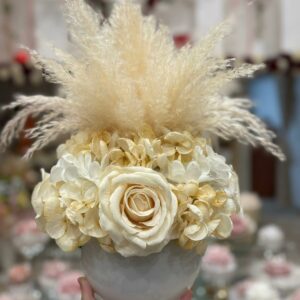 Centrotavola con fiori artificiali composto da rose, ortensie e pampas Ø 25 cm
