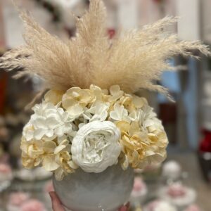 Centrotavola con fiori artificiali composto da peonie, ortensie e pampas Ø 25 cm