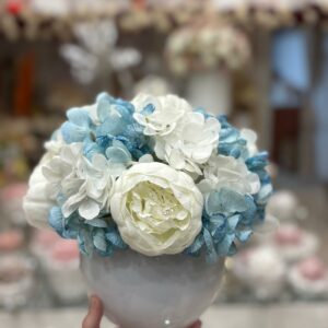 Centrotavola con fiori artificiali composto da peonie bianche e ortensie azzurre