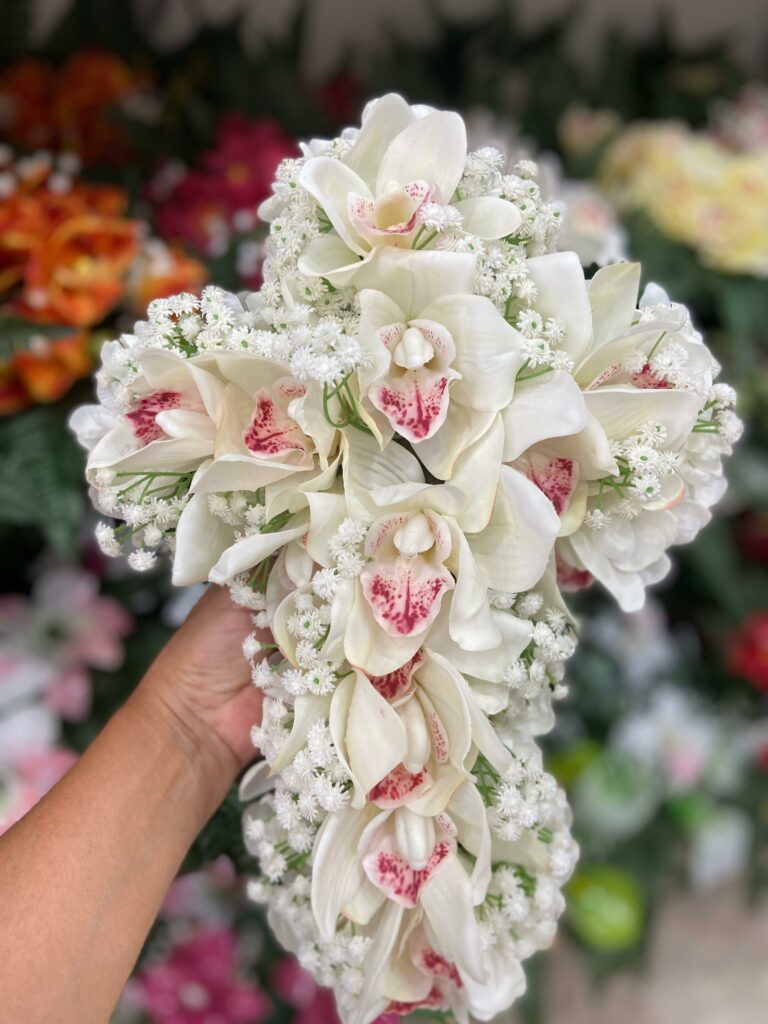 Croce fiori artificiali per cimitero con orchidee bianche in silicone h 35