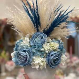 Centrotavola con fiori artificiali composto da ranuncoli azzurri, ortensie e pampas Ø 25 cm