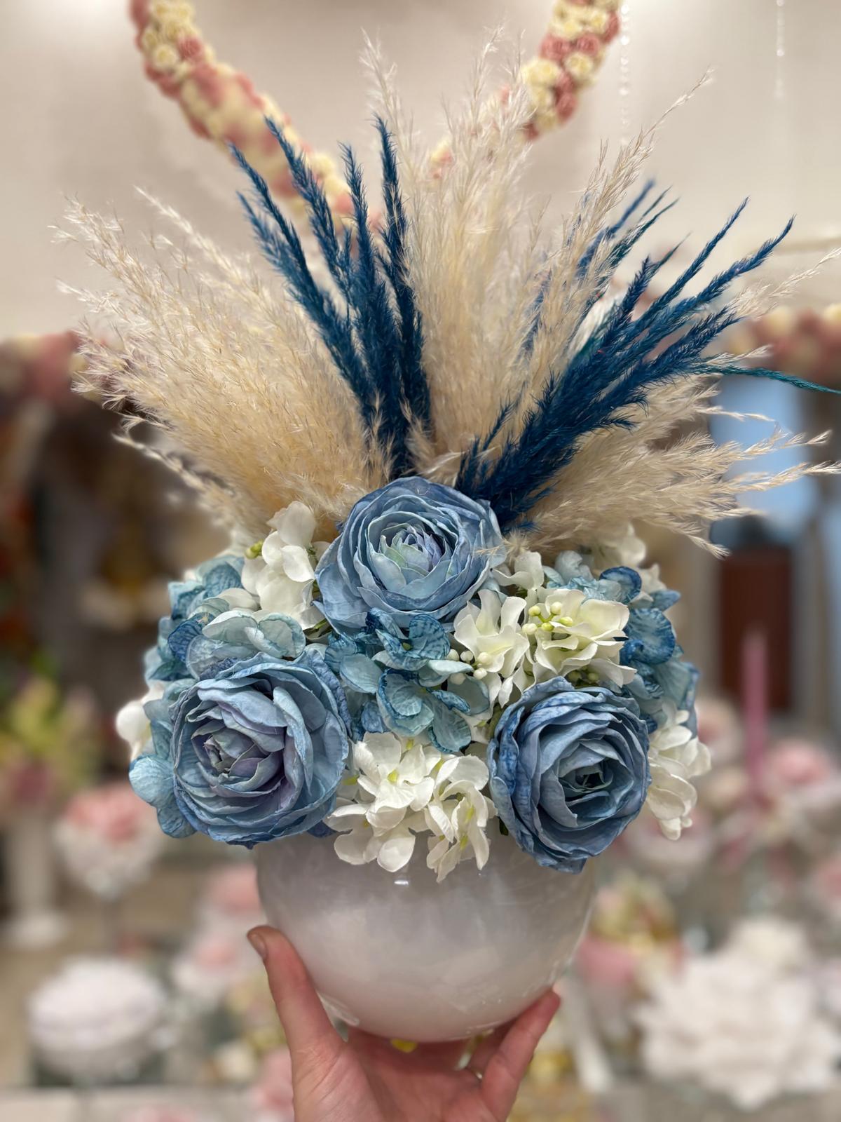 Centrotavola con fiori artificiali composto da ranuncoli azzurri, ortensie e pampas Ø 25 cm