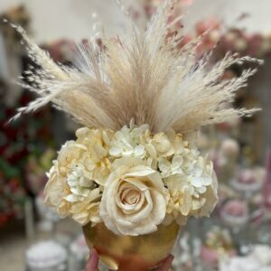 Centrotavola, Ampolla oro in vetro con fiori artificiali composto da rose panna in velluto, ortensie e pampas Ø 25 cm