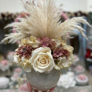Centrotavola, Ampolla oro in vetro con fiori artificiali composto da rose panna in velluto, ortensie e pampas Ø 25 cm