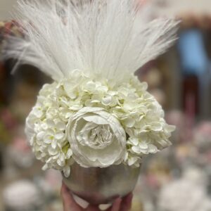 Centrotavola con fiori artificiali composto peonie bianche, ortensie bianche e piume bianche Ø 25