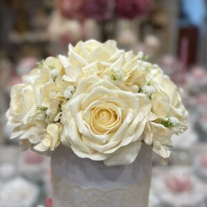 Box fiori artificiali profumati con rosa simil velluto panna  Ø 28