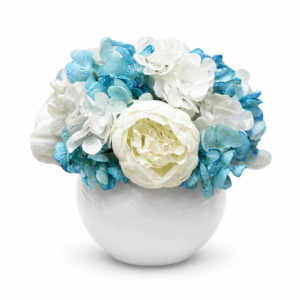 Centrotavola con fiori artificiali composto da peonie bianche e ortensie azzurre