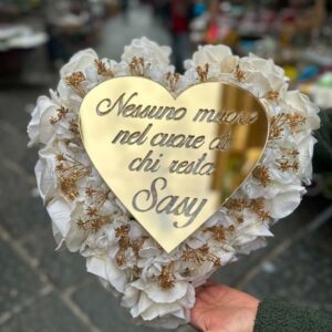 Cuore Floreale, Rose Bianche e Ortensie con dedica – Composizione per Cimitero
