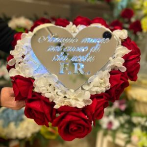 Cuore Floreale, Rose Rosse in velluto e Ortensie con dedica  – Composizione per Cimitero
