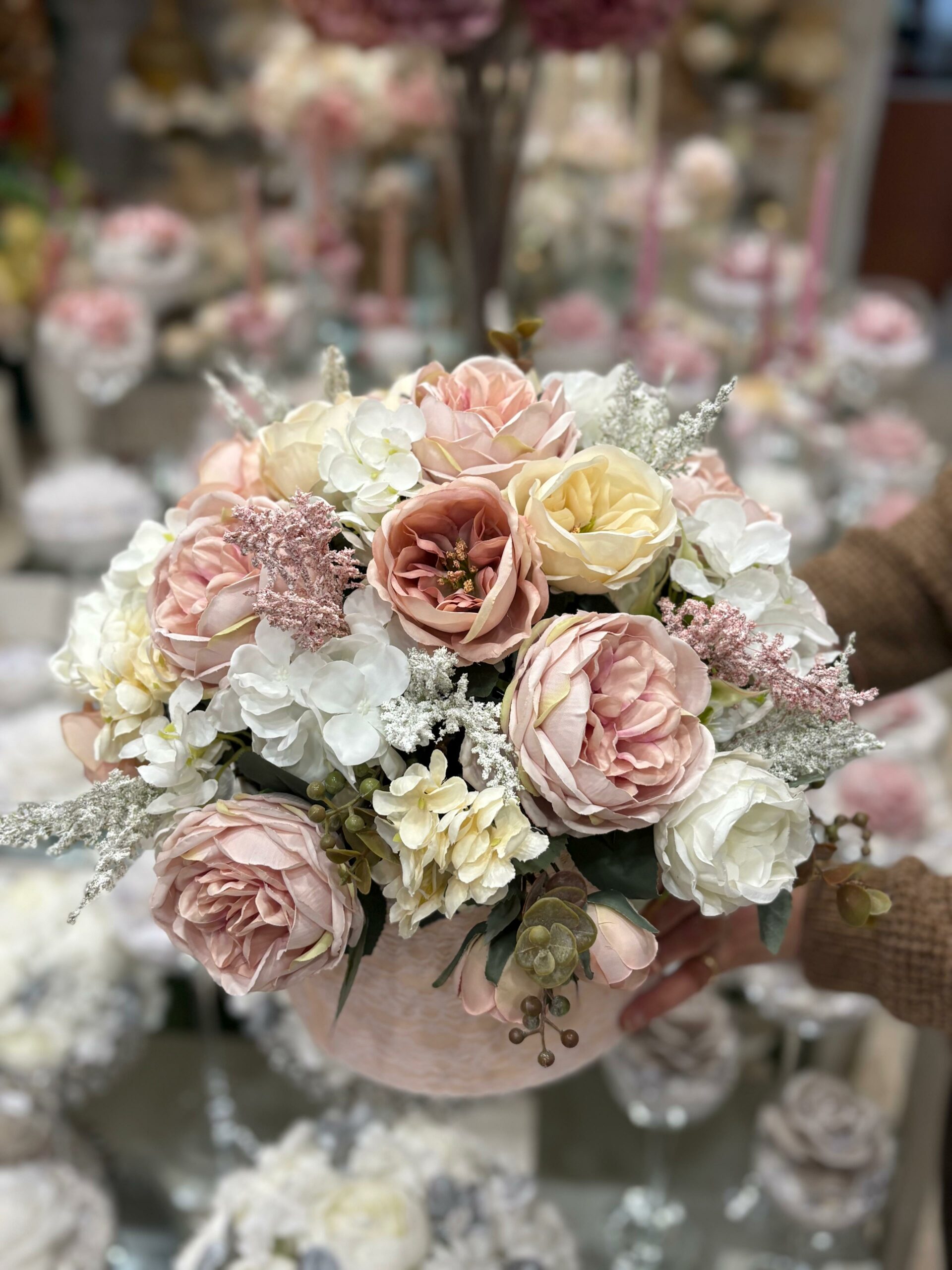 Box fiori artificiali profumati con mix di fiori rosa, panna e bianchi Ø 35 - immagine 2