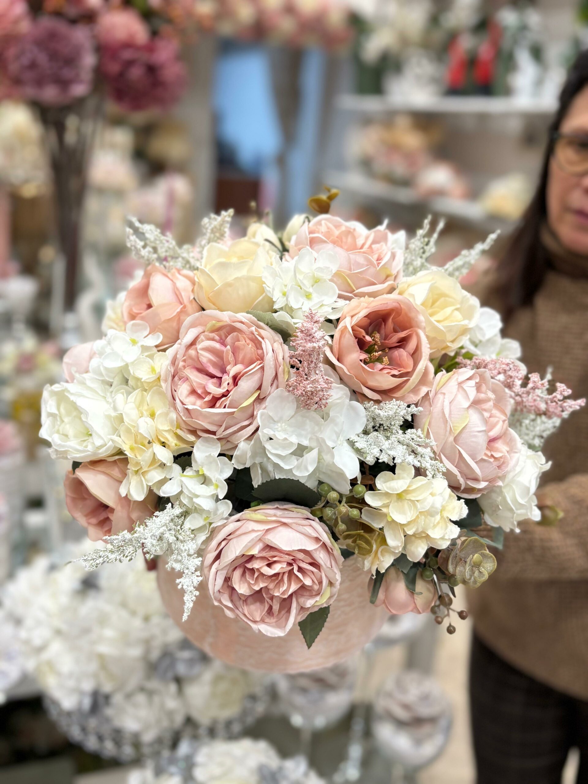 Box fiori artificiali profumati con mix di fiori rosa, panna e bianchi Ø 35
