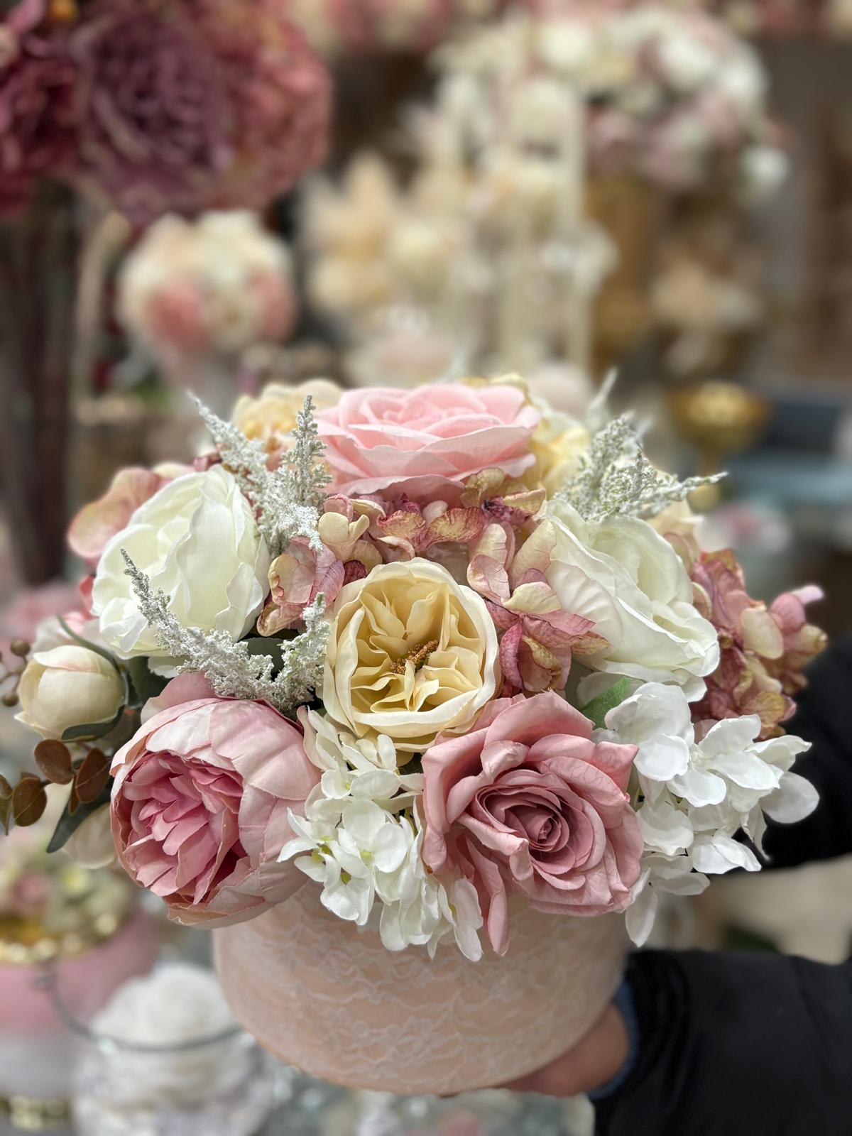 Box fiori artificiali profumati con mix di fiori rosa, panna e bianchi Ø 30 - immagine 2