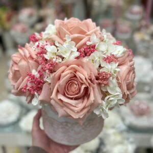 Box fiori artificiali profumati con rose rosa, ortensie panna e gypsophila Ø 30