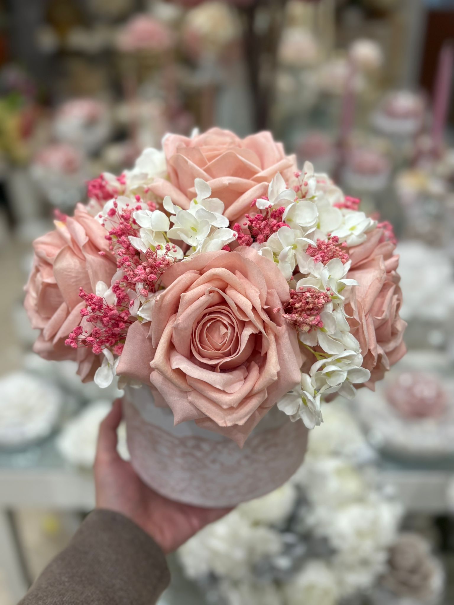 Box fiori artificiali profumati con rose rosa, ortensie panna e gypsophila Ø 30