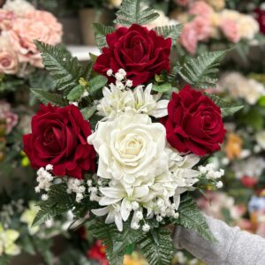 Fiori artificiali per cimitero mazzo con quattro rose in velluto  fiorellini bianchi
