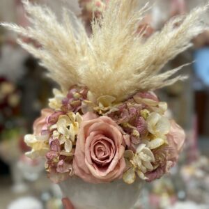 Centrotavola, ampolla con fiori artificiali composto da rose in velluto , ortensie e pampas Ø 25 cm