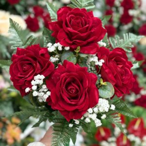Fiori artificiali per cimitero mazzo con quattro rose rosse in velluto