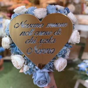 Cuore Floreale, con Rose Azzurre polvere e Bianche e Ortensie con dedica – Composizione per Cimitero