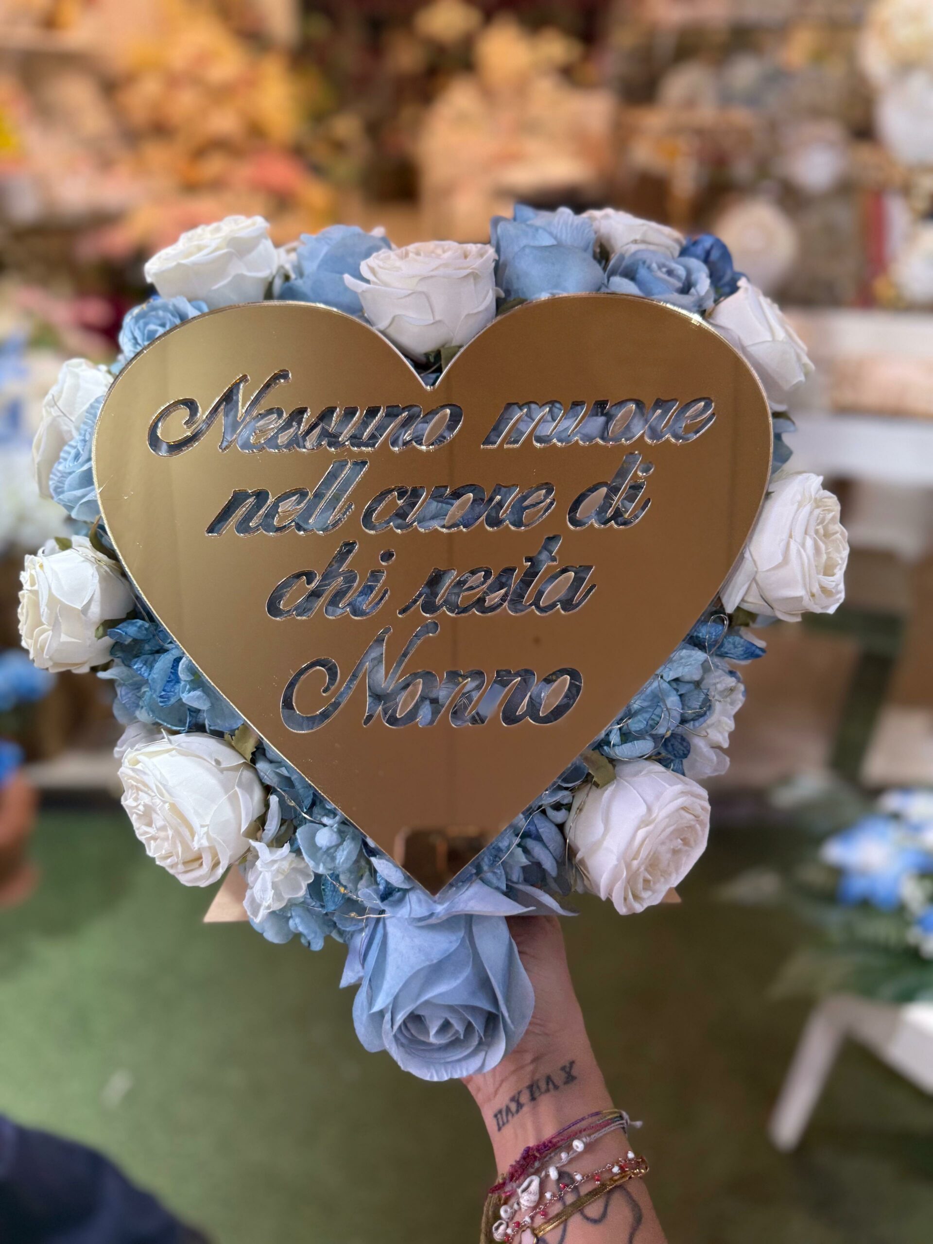 Cuore Floreale, con Rose Azzurre polvere e Bianche e Ortensie con dedica – Composizione per Cimitero