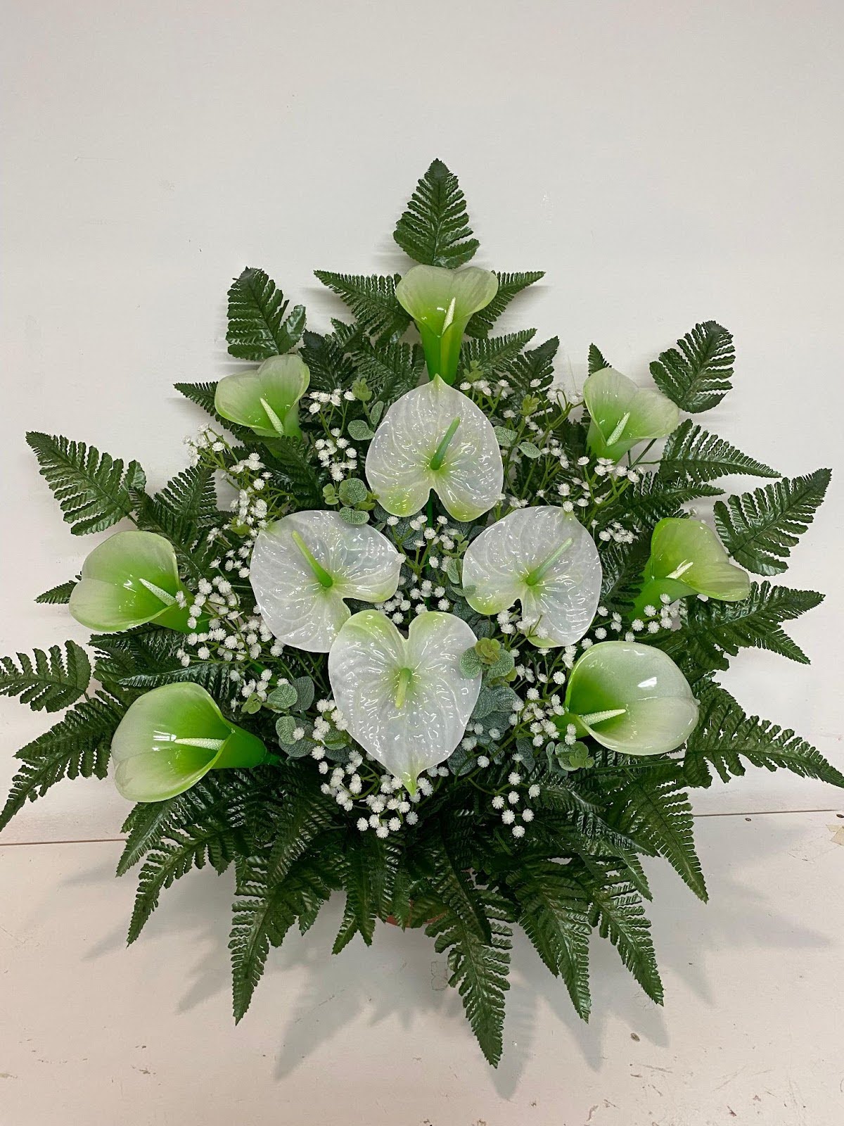 Composizione floreale cimiteriale con calle e anthurium bianchi e verdi
