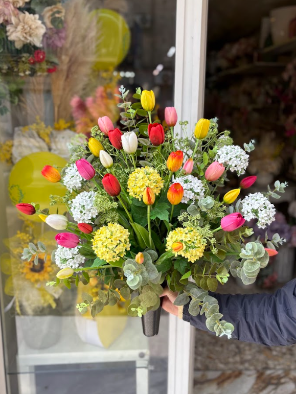 Composizione floreale personalizzata con tulipani colorati ed elementi decorativi