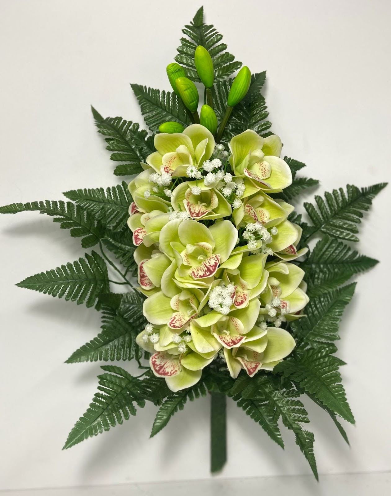 Composizione di orchidee verdi artificiali con boccioli e foglie ornamentali