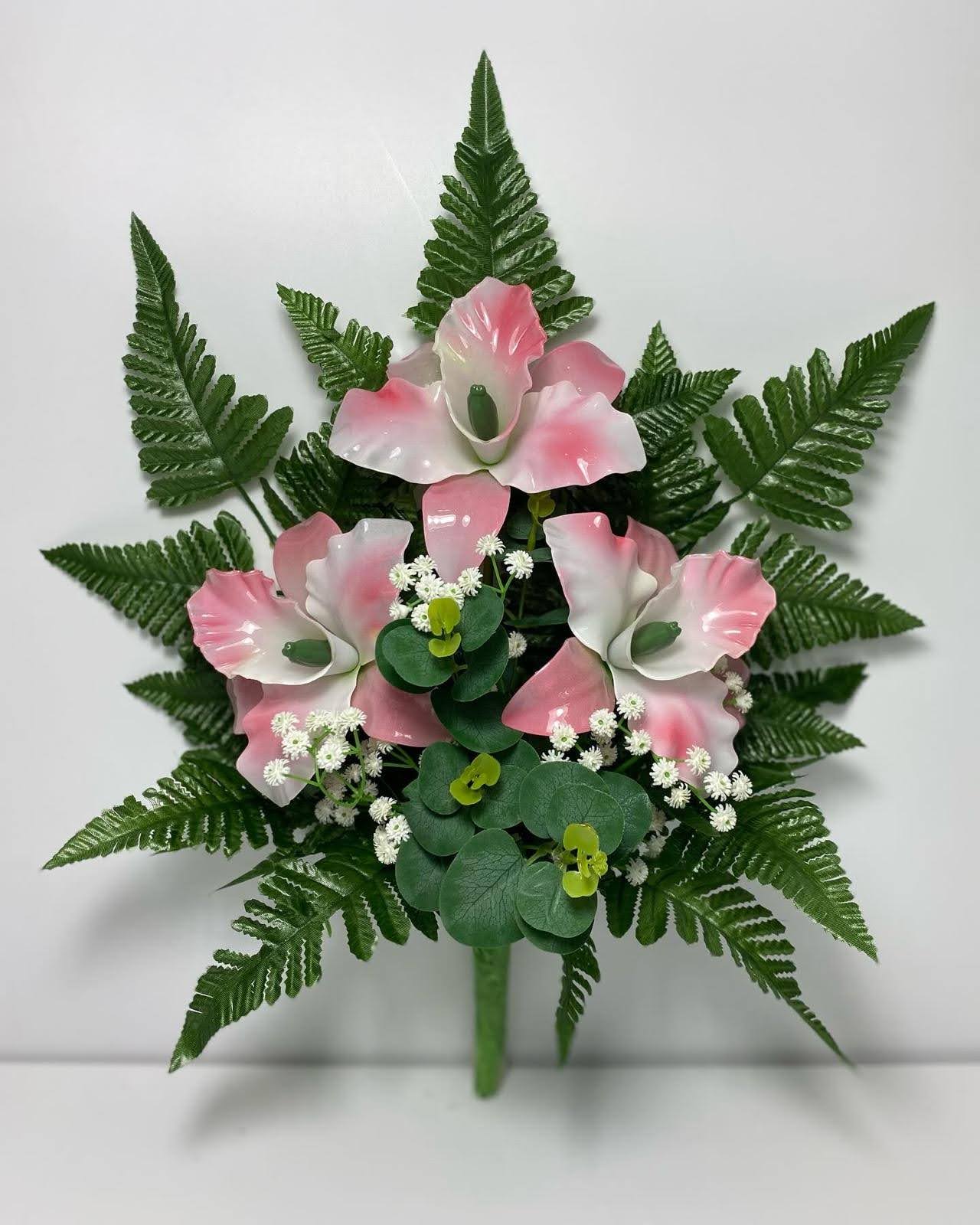 Mazzo di fiori artificiali con calle rosa e fogliame decorativo