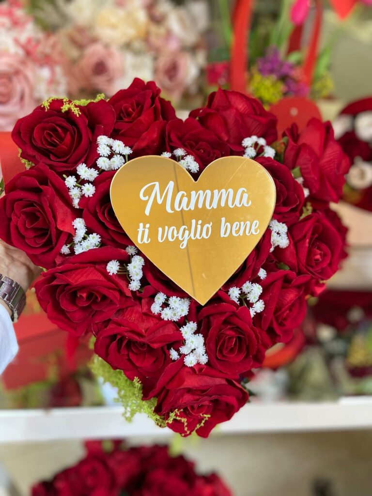 Cuore con fiori artificiali – Rose Rosse con dedica ” Ti Voglio Bene” – Cuore con dedica