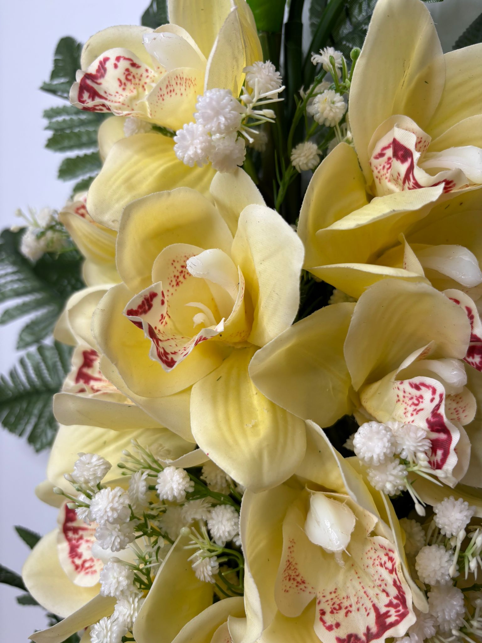 Mazzo fiori artificiali con orchidee in silicone gialle per cimitero - immagine 2