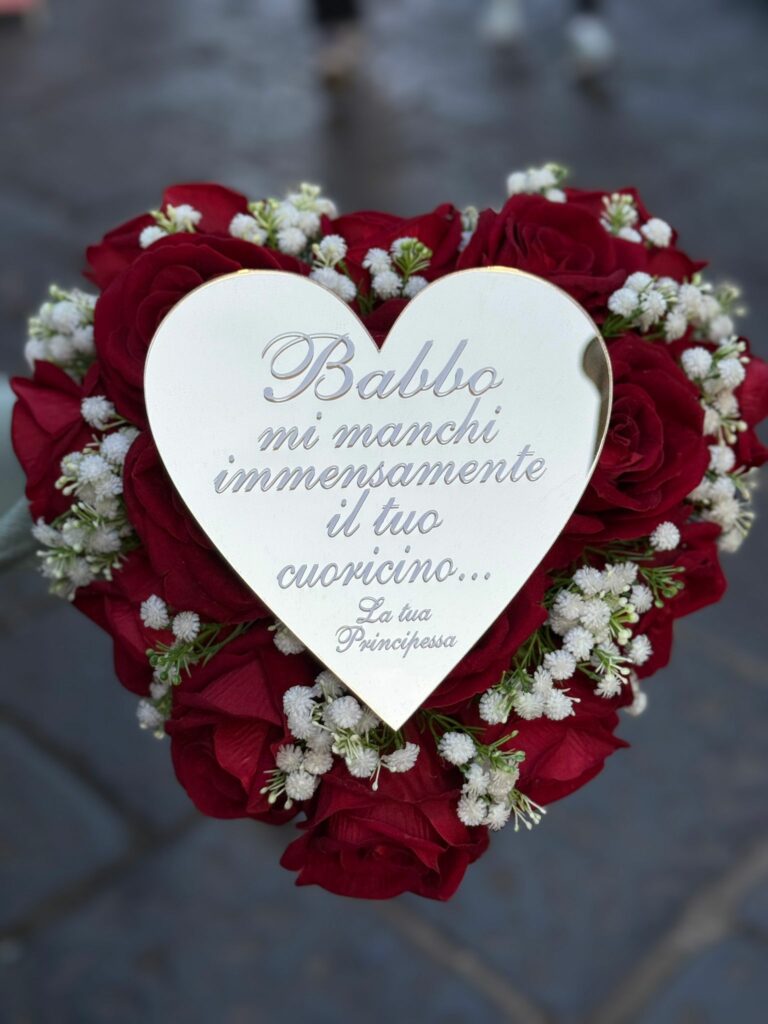 Cuore con fiori artificiali – Rose Rosse  – Cuore con dedica