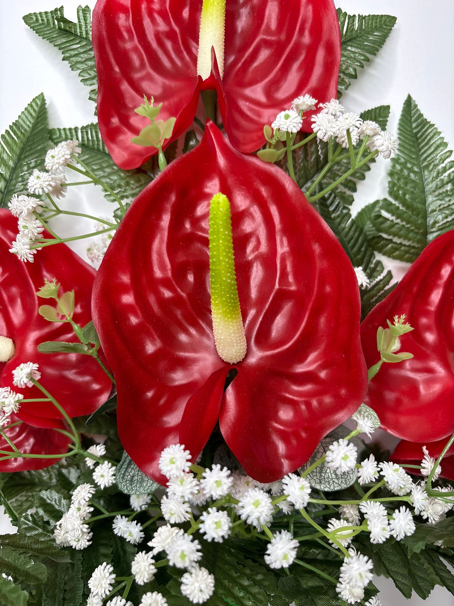 Mazzo Fiori artificiali per cimitero con quattro anthurium rossi - immagine 2