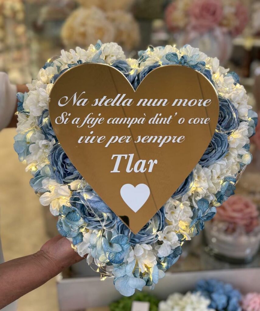 Cuore con fiori artificiali, con nanuncoli e ortensie – Cuore con dedica