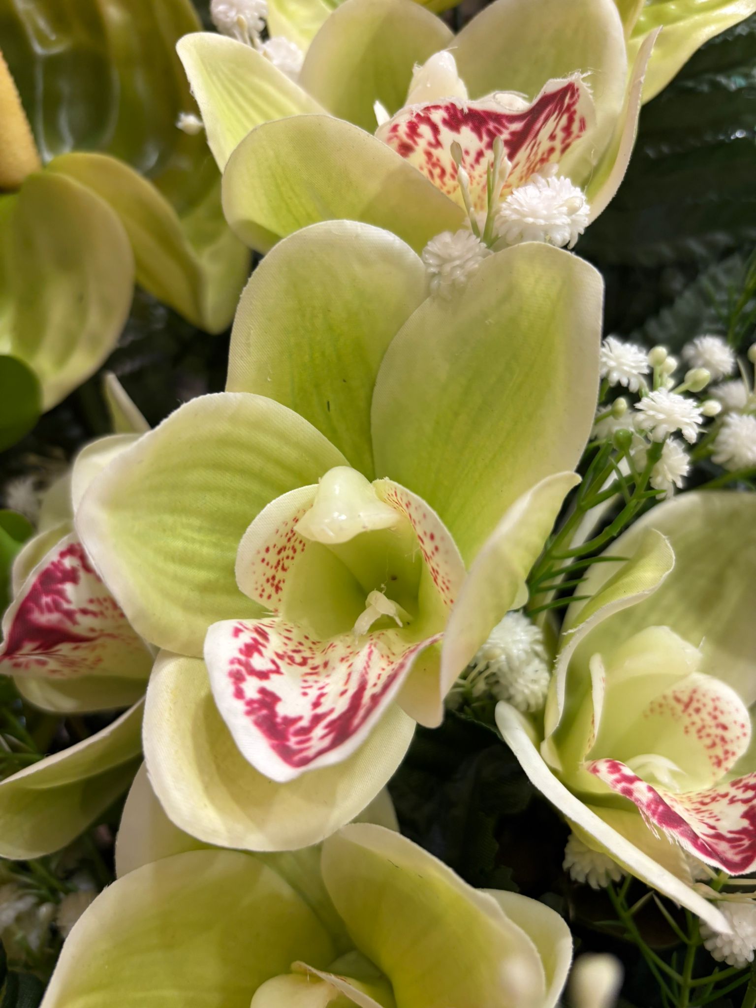 Composizione floreale artificiale da terra per tomba con orchidee e anthurium - immagine 4