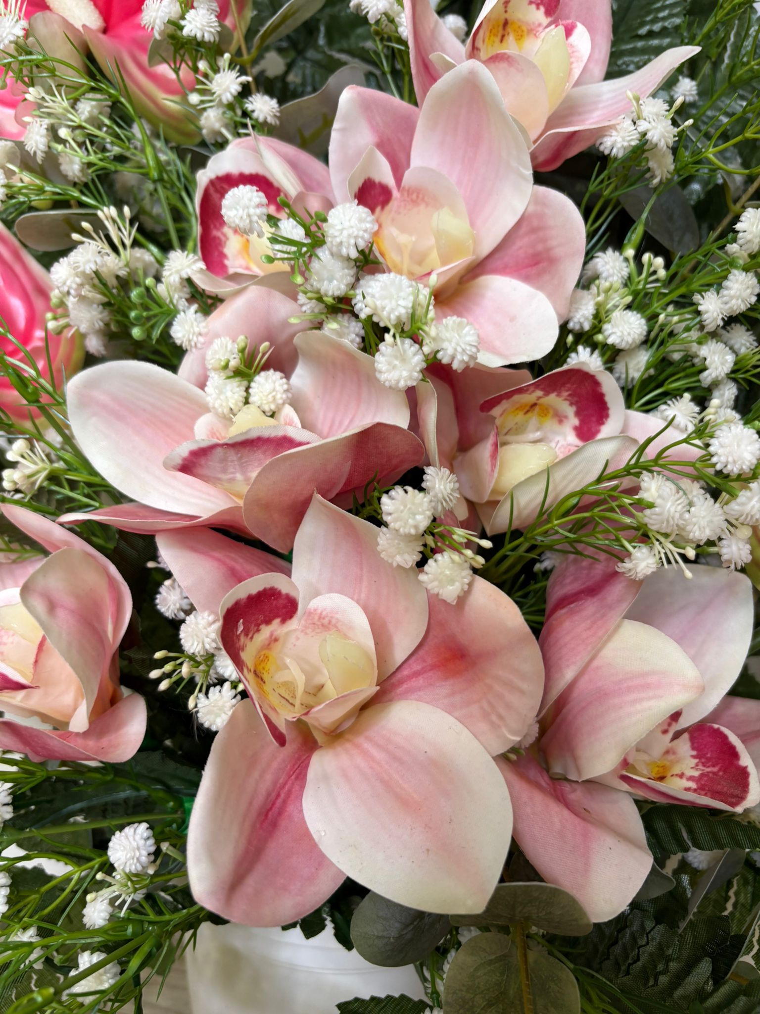 Composizione floreale artificiale da terra per tomba con orchidee e anthurium rosa - immagine 5
